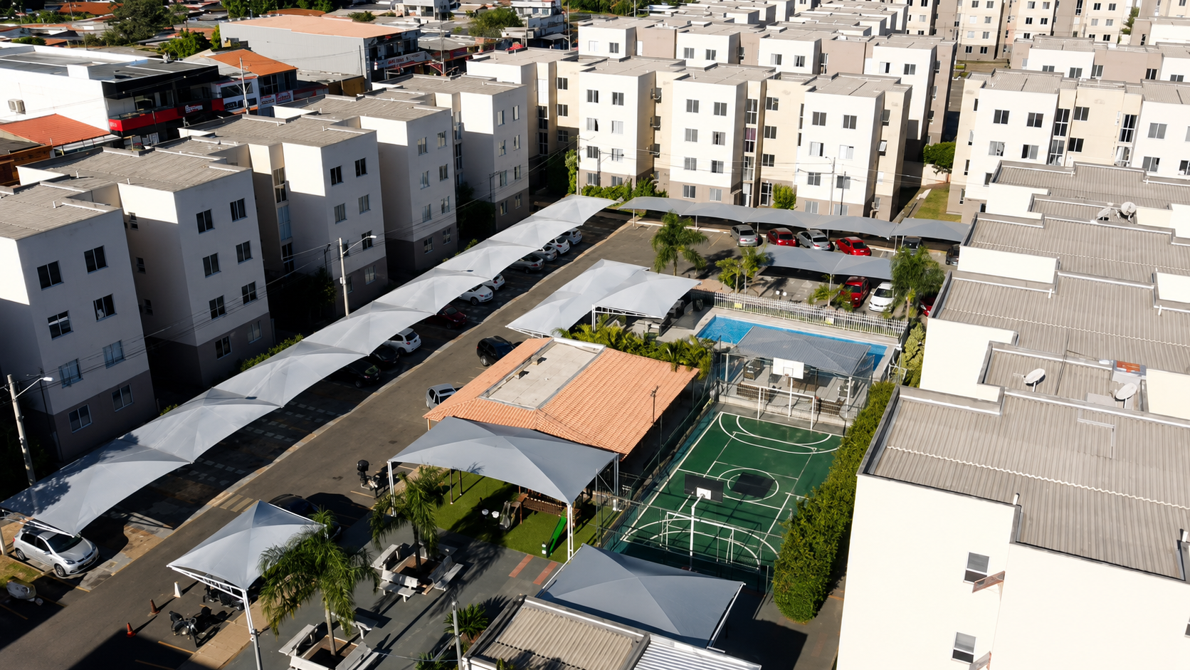 Vista aérea de condomínio com coberturas de sombrite em garagens e áreas comuns